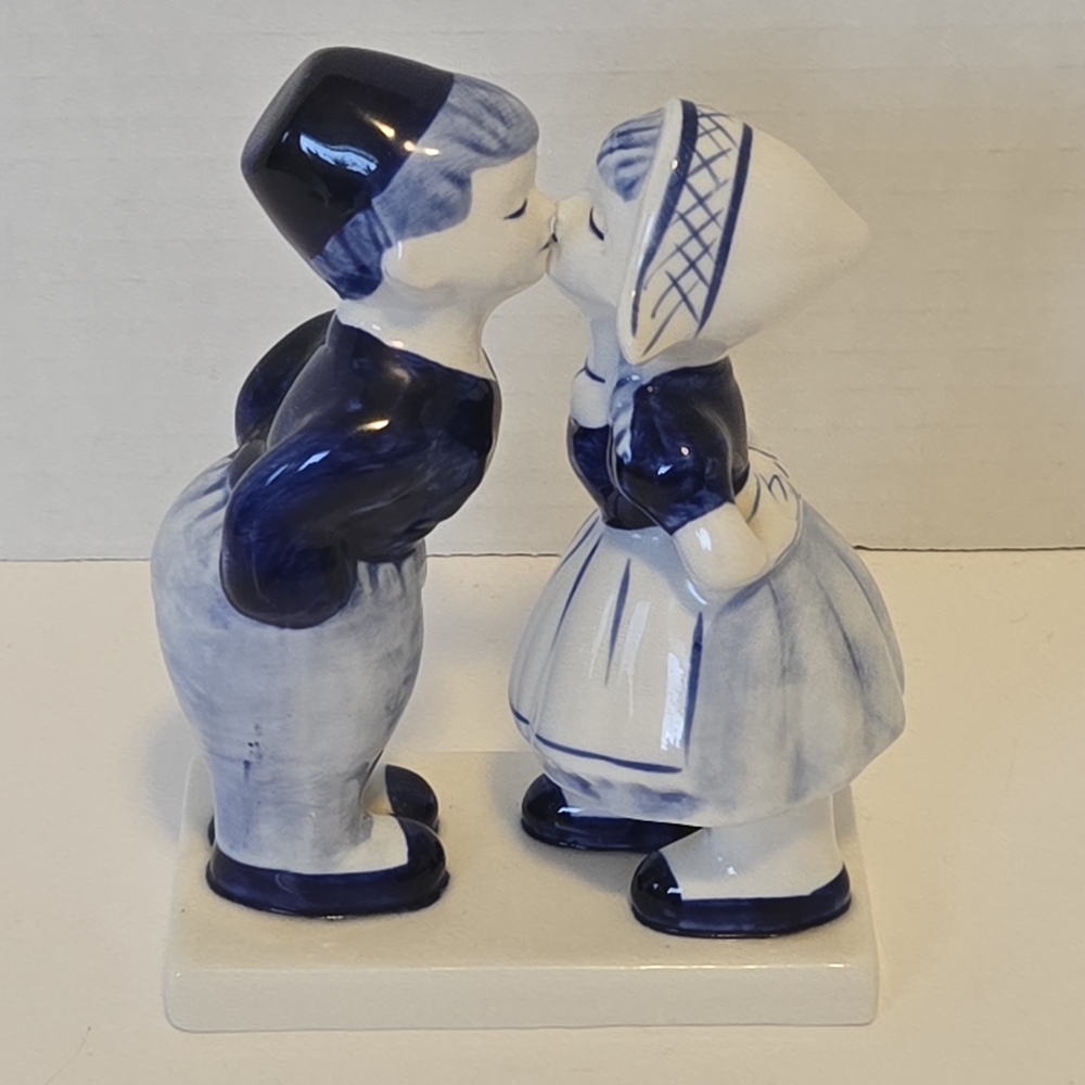 Vintage Delft Blue Hand Painted Dutch Figurine 5" Boy & Girl Kissing EUC